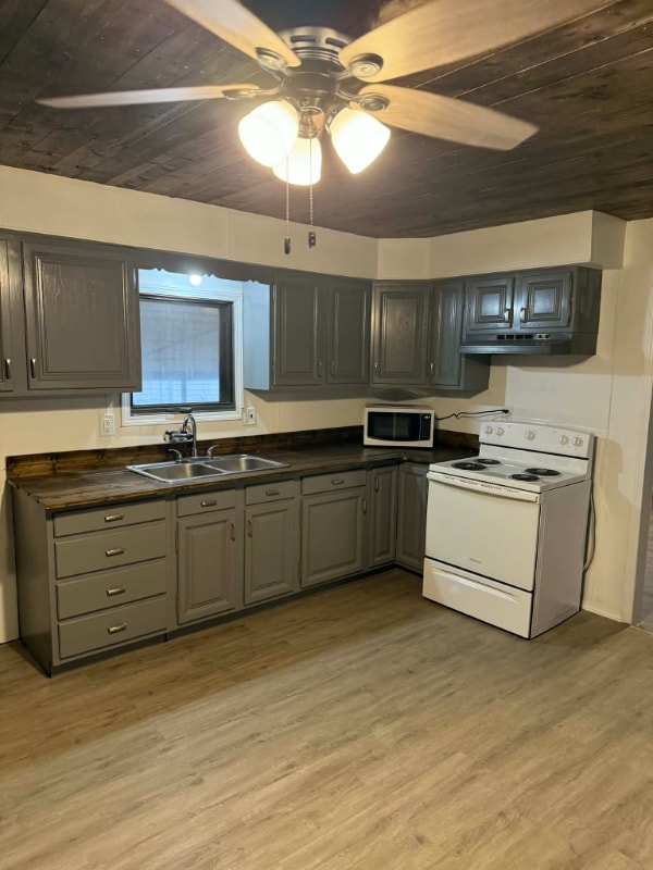 Photo - 313 E 4th St