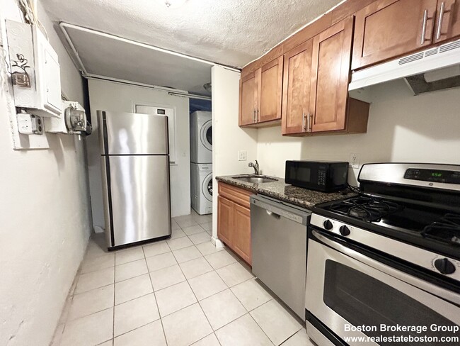 Building Photo - 81 Windsor St Rental
