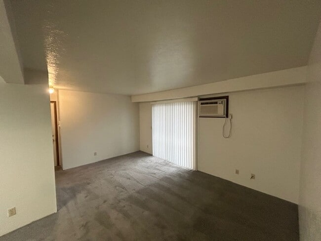 Photo - 2 bedroom 1 bath, middle floor apartment w... Unidad 17