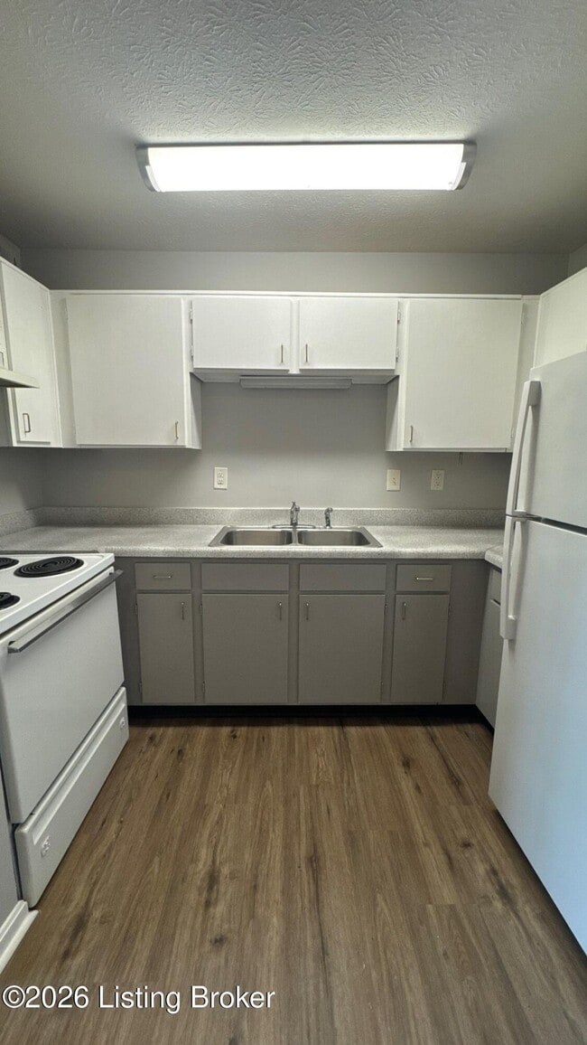 Building Photo - 4103 Blue Lick Ct Unit 7