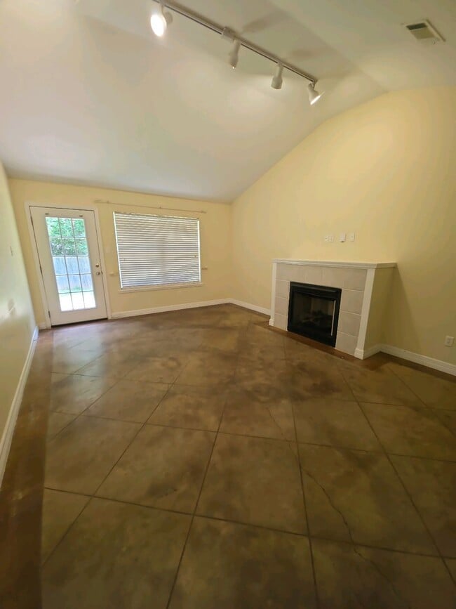Photo - 2500 Creekwood St
