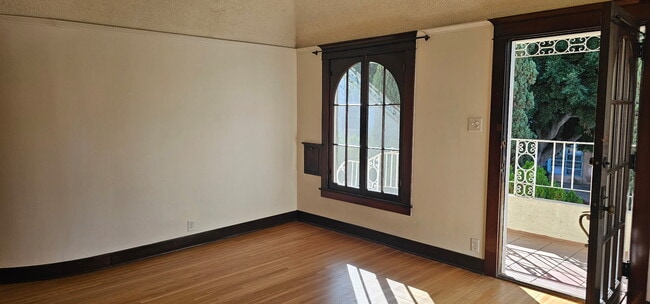 Living room - 218 1/2 N Kenmore Ave Unit 218.5