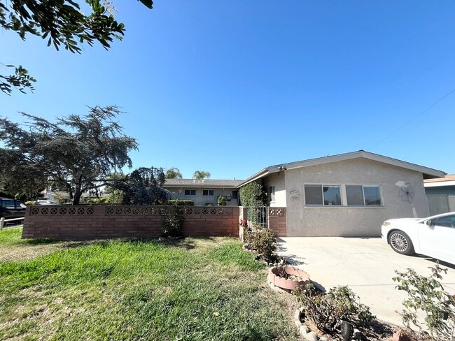 Building Photo - Charming 4 bedroom house with extra living...