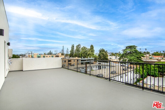 Photo - 14333 Sylvan St Unidad 501