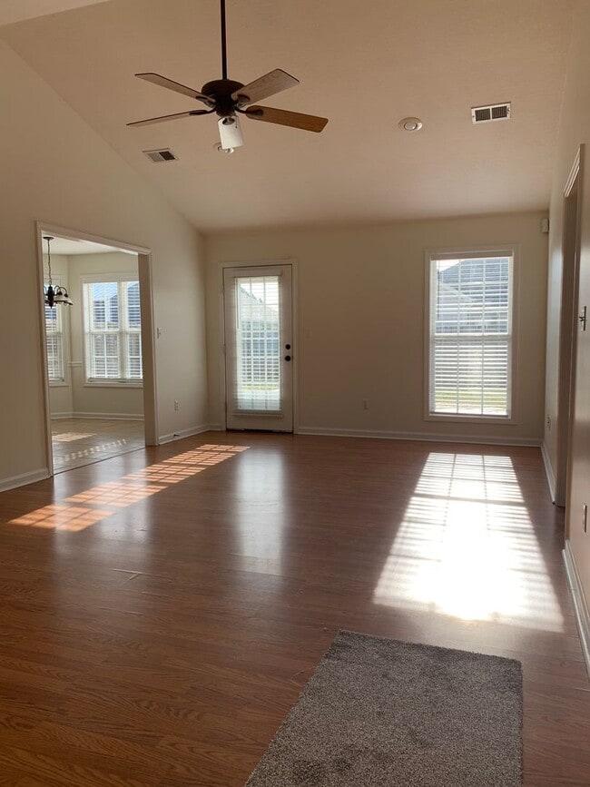 Photo - 3 Bed 2 Bath/2 Car Garage and Fenced in Yard!