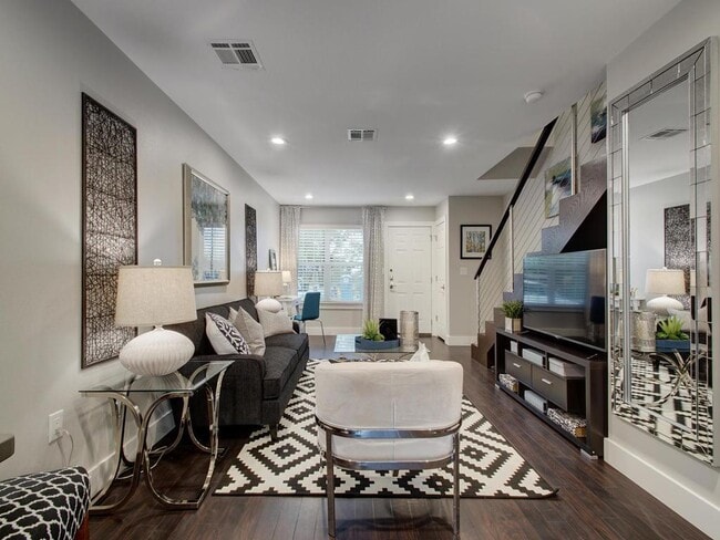 Photo - 202 S College St