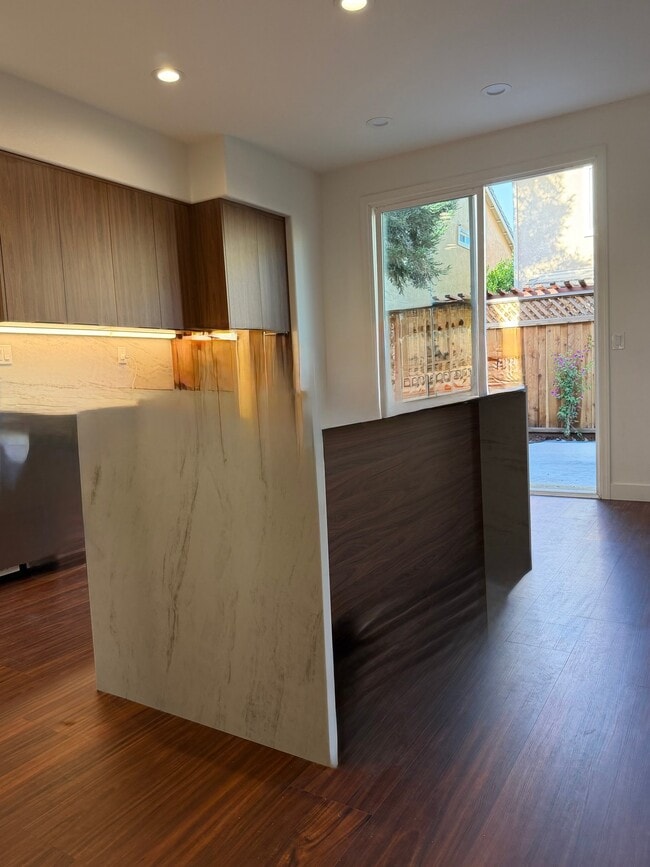 8922 Del Rio Cir