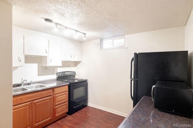 Kitchen - 1815 S Bryant St Unit Lower