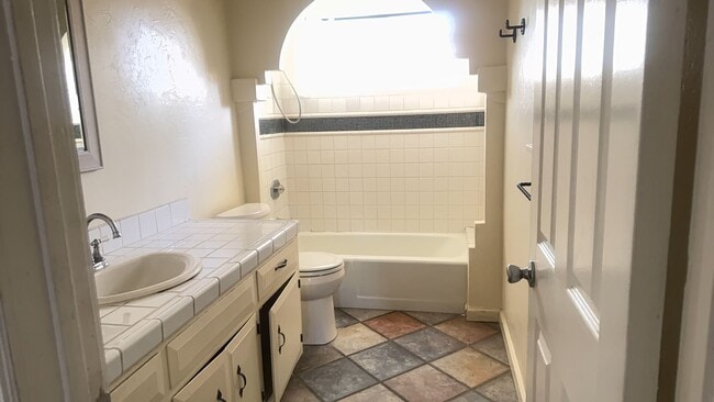 Photo - Charming 2bd 1bth Duplex