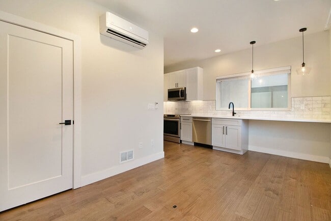 Photo - 1 Bedroom 2 Bathroom Luxury Brand New Town...