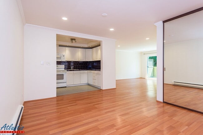 Building Photo - Lovely & Spacious Condo | A/C | In-Unit La... Unit 312