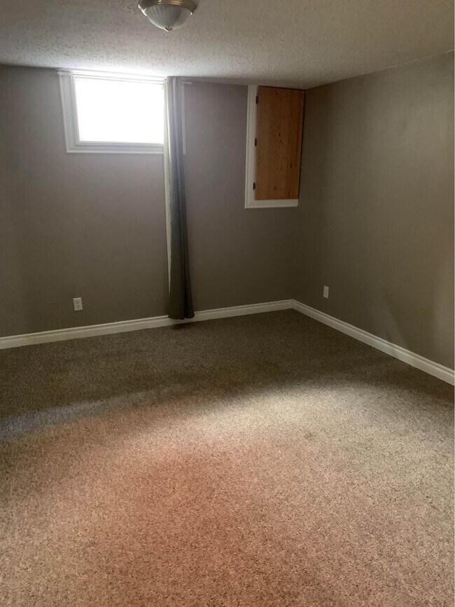 Photo - 215 Trader Crescent