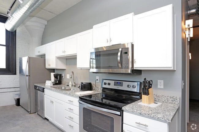 2BR, 1BA - 912 SF - Kitchen