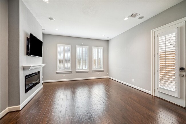 Photo - 5118 Larkin St