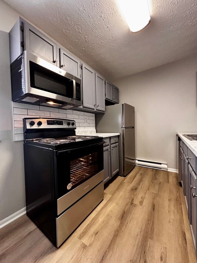 Building Photo - Newly Renovated 2 bedroom in Englewood! Unit 521 Apt 4