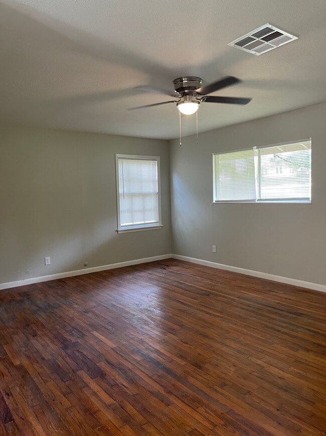 Photo - 3 Bedroom House Within Walking Distance of SFA