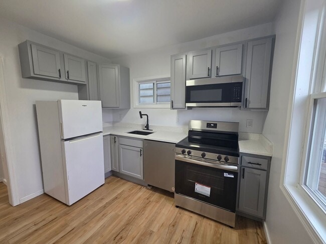 Building Photo - Newly Updated 2 bedroom apartment located in Knoxville