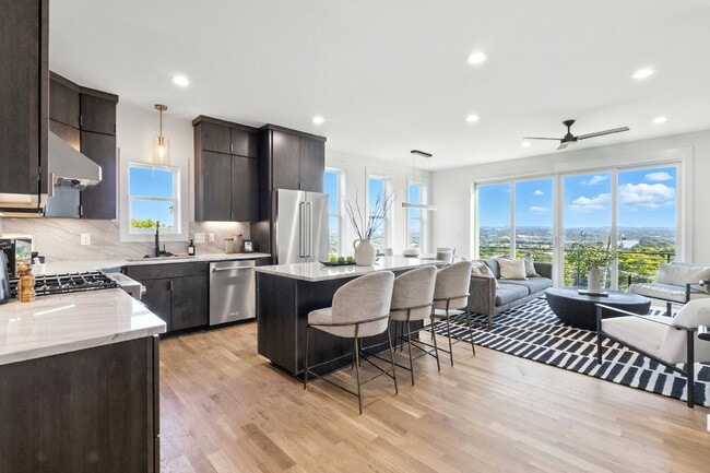 Building Photo - "Spacious 4-Bed, 4-Bath Gem in Nashville -... Rental