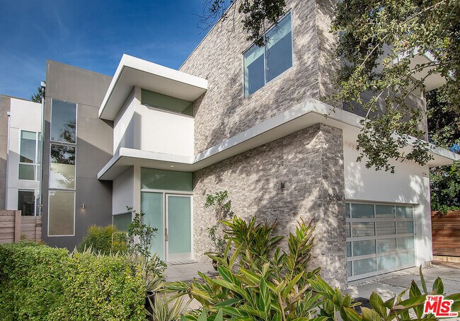 Building Photo - 16540 Moorpark St