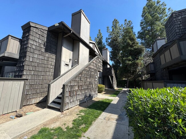 Building Photo - 1190 S Winery Ave