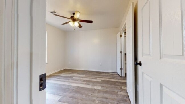 Photo - 415 James St