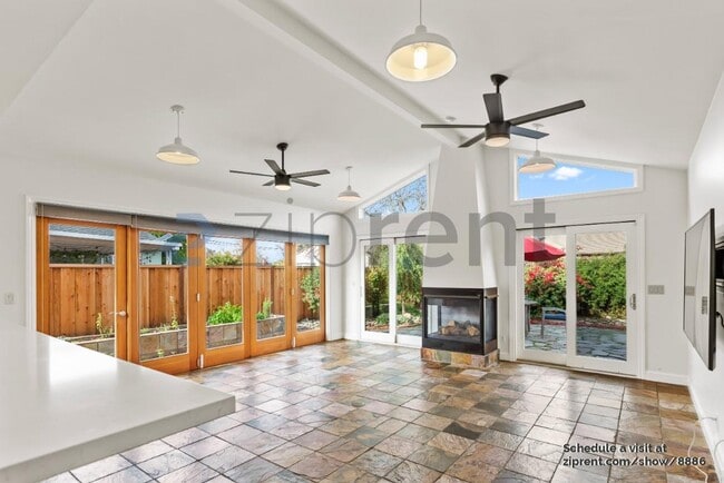 Photo - 475 Roading Dr