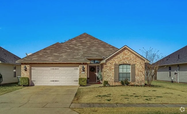 Building Photo - Live the Legacy Life – 3 Bed, 2 Bath Beauty! Rental