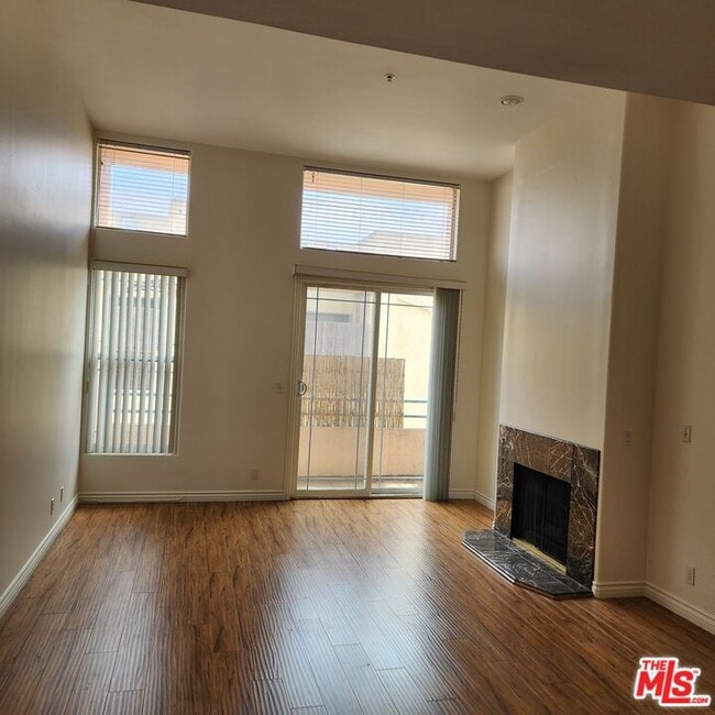 Building Photo - 4830 Elmwood Ave Unit 303