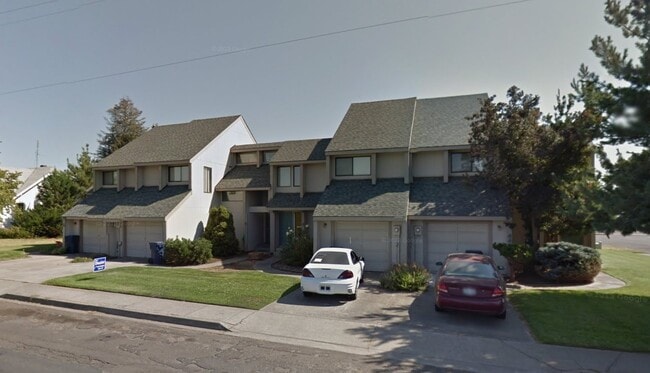 Building Photo - 440 NE C St Unit Apt D
