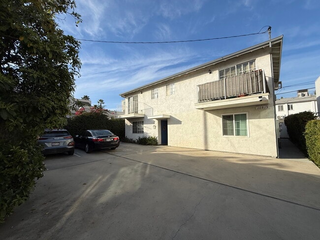 Back Unit - 10815 Kling St Unit 2