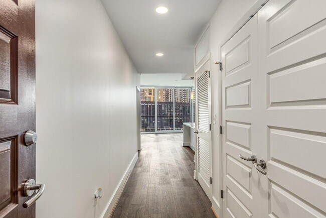 Photo - 1080 Peachtree St NE Unidad 1004