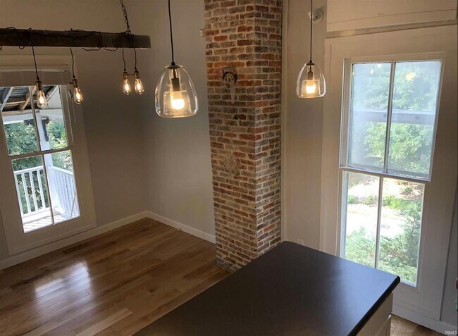 Photo - 726 W 6th St Unit 1