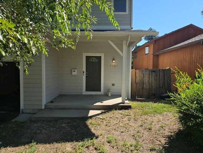Building Photo - Three-bedroom condo in Denver boasts a lar...