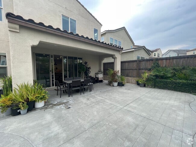 Building Photo - Beautiful 2 Story 4 Bed 3 Bath House in Ch...