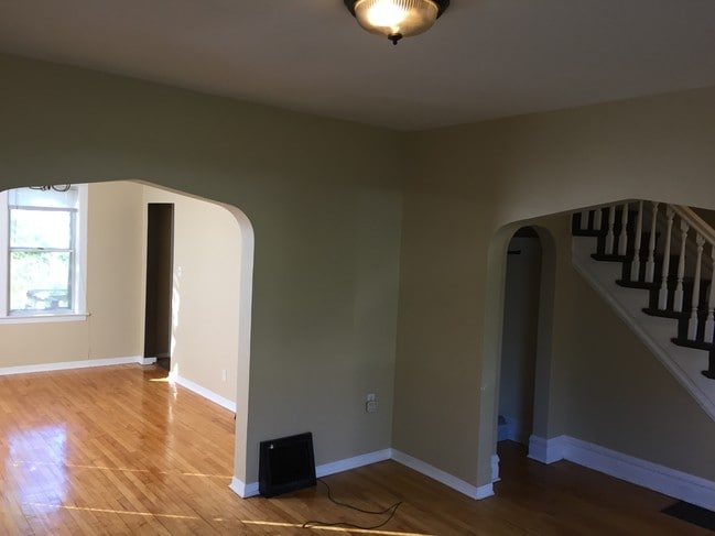 Photo - 926 E 8th St