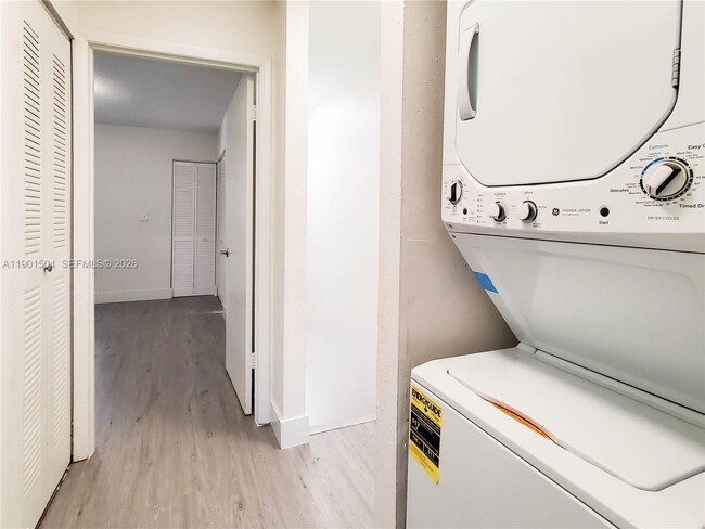 Photo - 1901 NW S River Dr