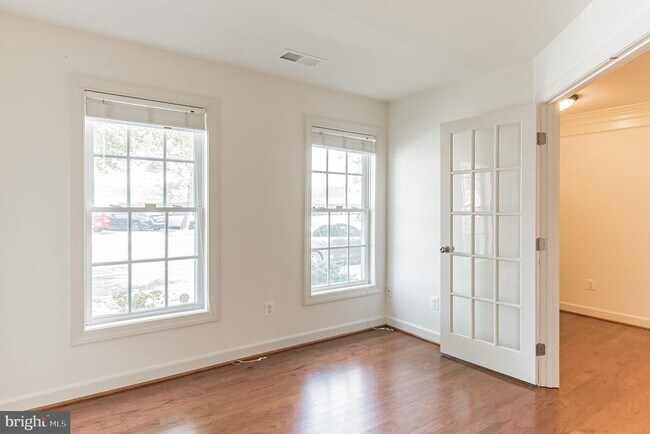 Photo - 908 W Glebe Rd