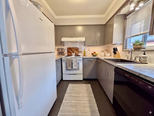 Photo - Spacious 2 Bedroom 1 Bathroom Unit Located in a Great Area Just a Few Blocks From The Hawthorne D...