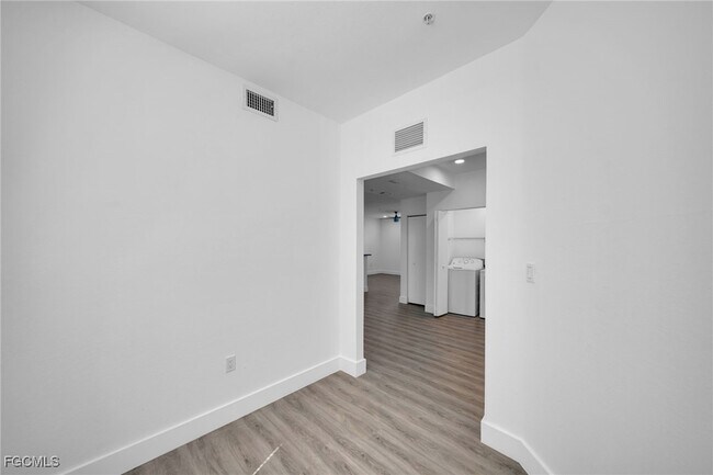 Photo - 275 SW 4th St Unidad 110