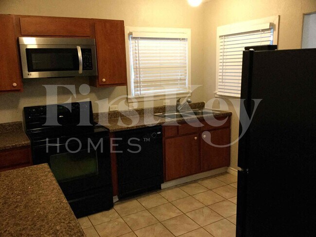Photo - 1108 W Camp Cir