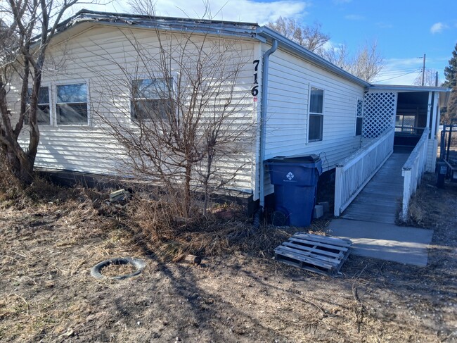 Building Photo - 716 Linnell St