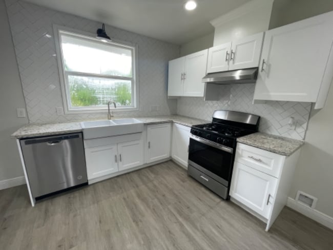 Photo - 2831 Jones St
