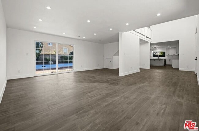 6257 Lindley Ave