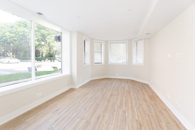 Photo - 5200 N Leavitt St Unit 5200-GDN