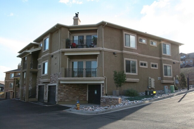 Building Photo - Stunning & Contemporary Open Floor 2 BR Co... Rental