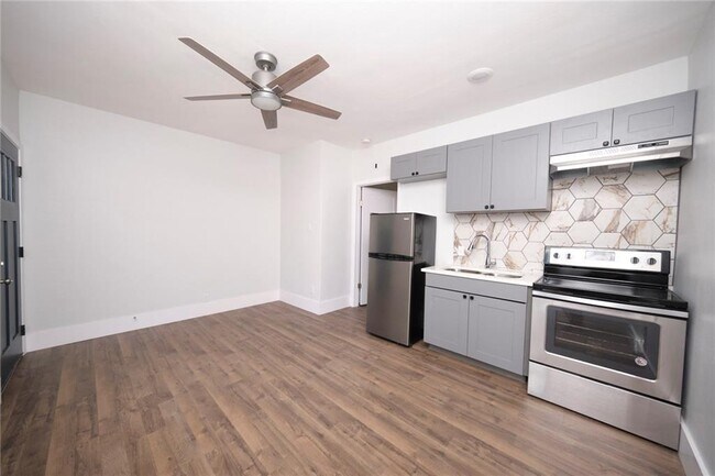 Photo - 206 W 45th St