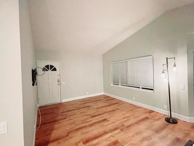 Building Photo - Conveniently Located Single Level Soda Cre...