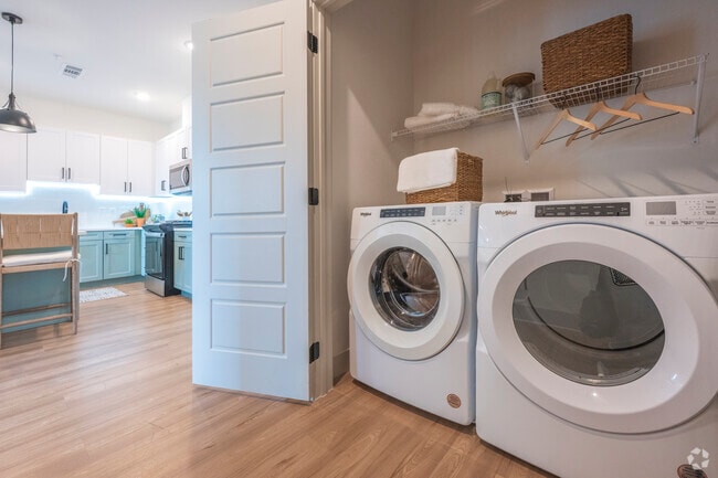 2BR, 2BA - 1,070SF - Laundry
