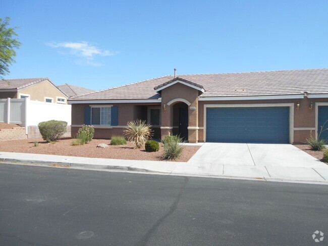 Building Photo - Gated Townhouse in the Heart of North Las ...