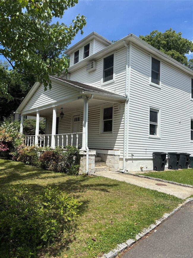 Building Photo - 261 Schenck Ave Unit 2nd Floor